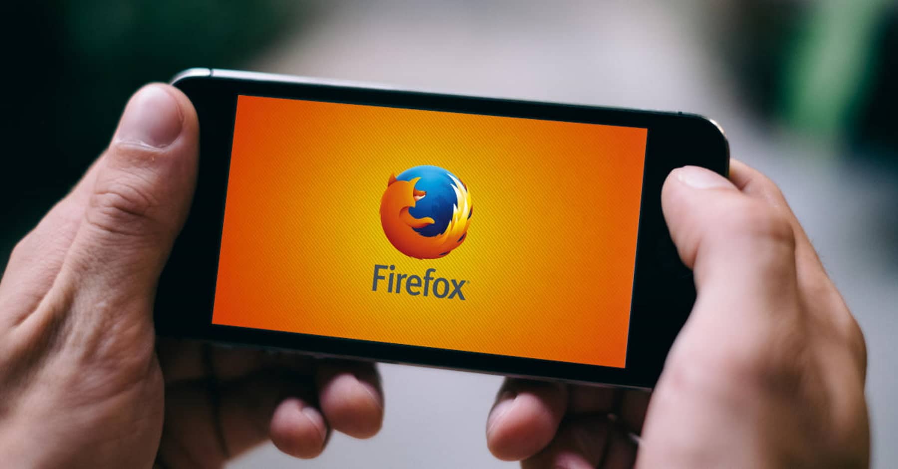 Imagem mostra pessoa segurando celular com navegador Firefox aberto. Nova atualização promete corrigir falha grave de segurança