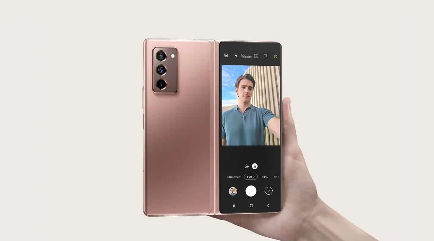 Imagem mostra um homem tirando uma selfie com um Galaxy Z Fold 2