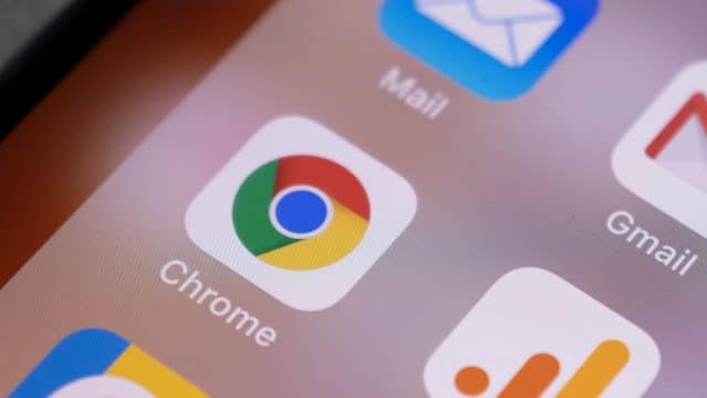 Logo do Google Chrome em evidência, com Chrome escrito abaixo dele