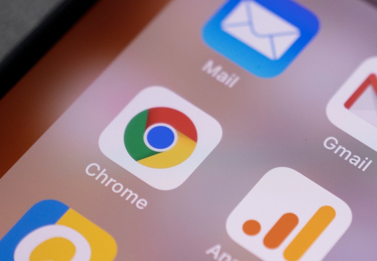 Logo do Google Chrome em evidência, com Chrome escrito abaixo dele