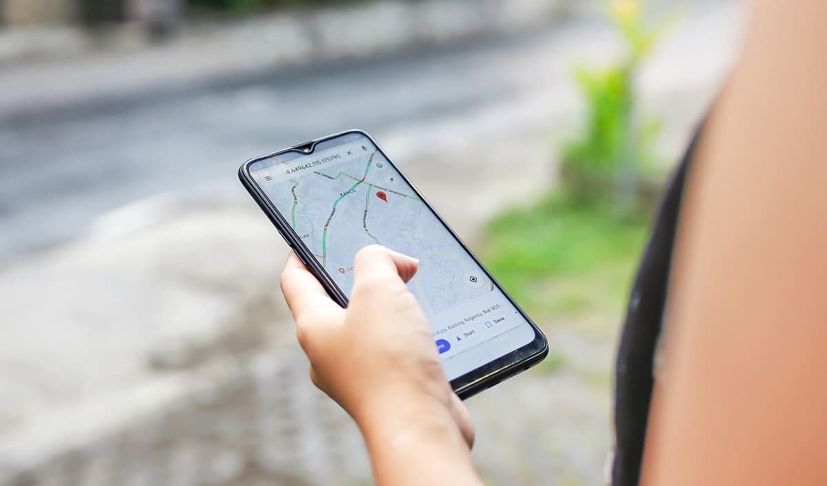 Jovem mulher utiliza serviços de localização do Google Maps para verificar relatórios sobre Covid-19 nas redondezas