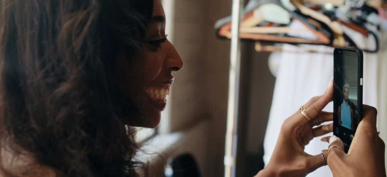 Montagem com demonstrações visuais que Google implementará em câmera para melhorar fotos de pessoas negras