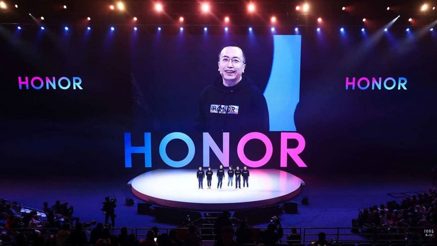 Imagem mostra telão em que aparece o CEO da Honor atrás da marca, em evento realizado pela fabricante, agora liberada para usar serviços do Google