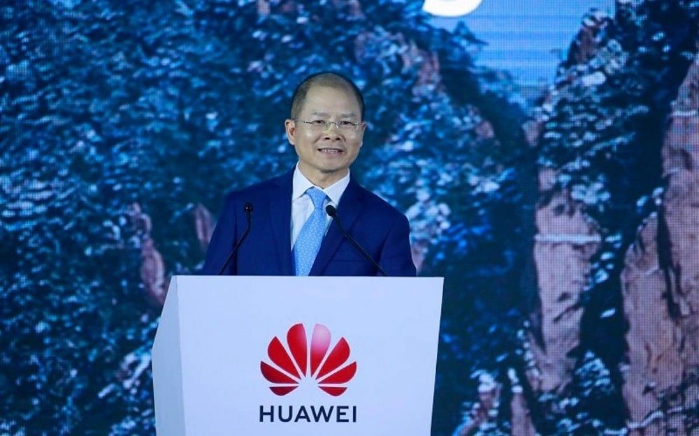 Imagem mostra executivo da Huawei, que confirmou que o HarmonyOS será lançado no dia 2 de junho