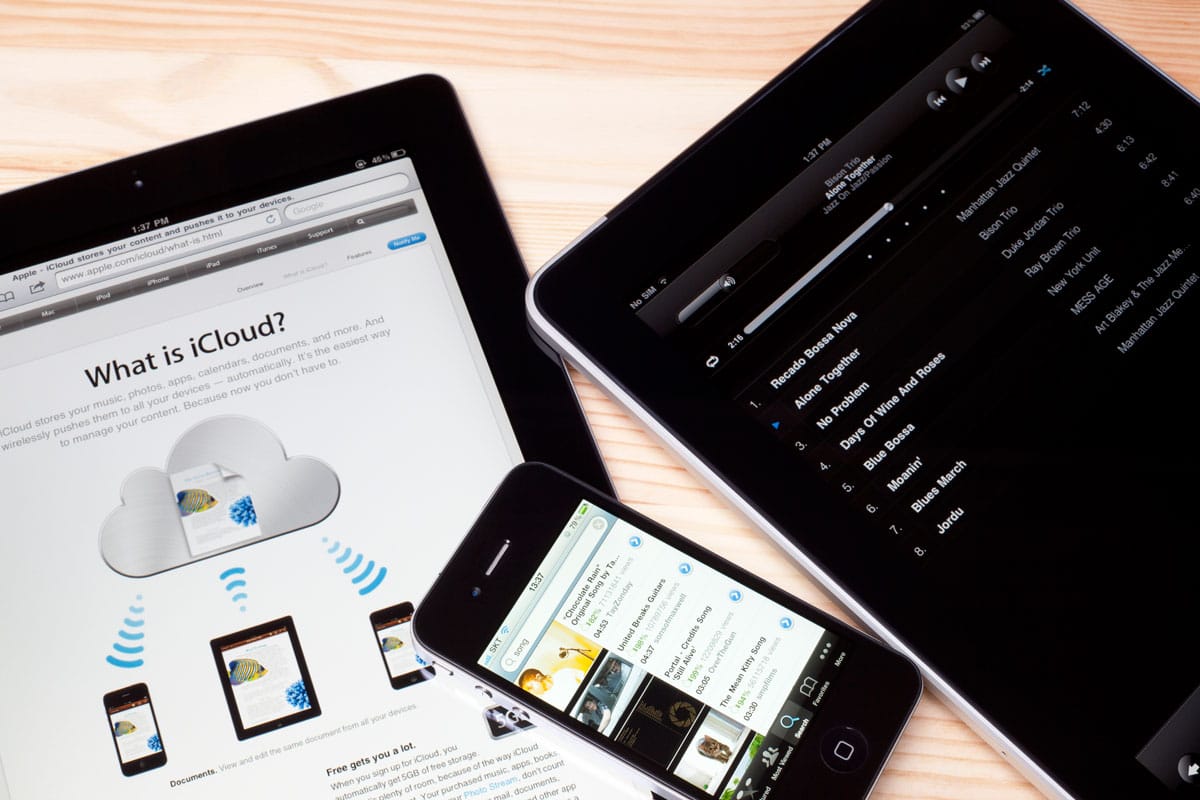 iPad e iPhone com iCloud Drive aberto