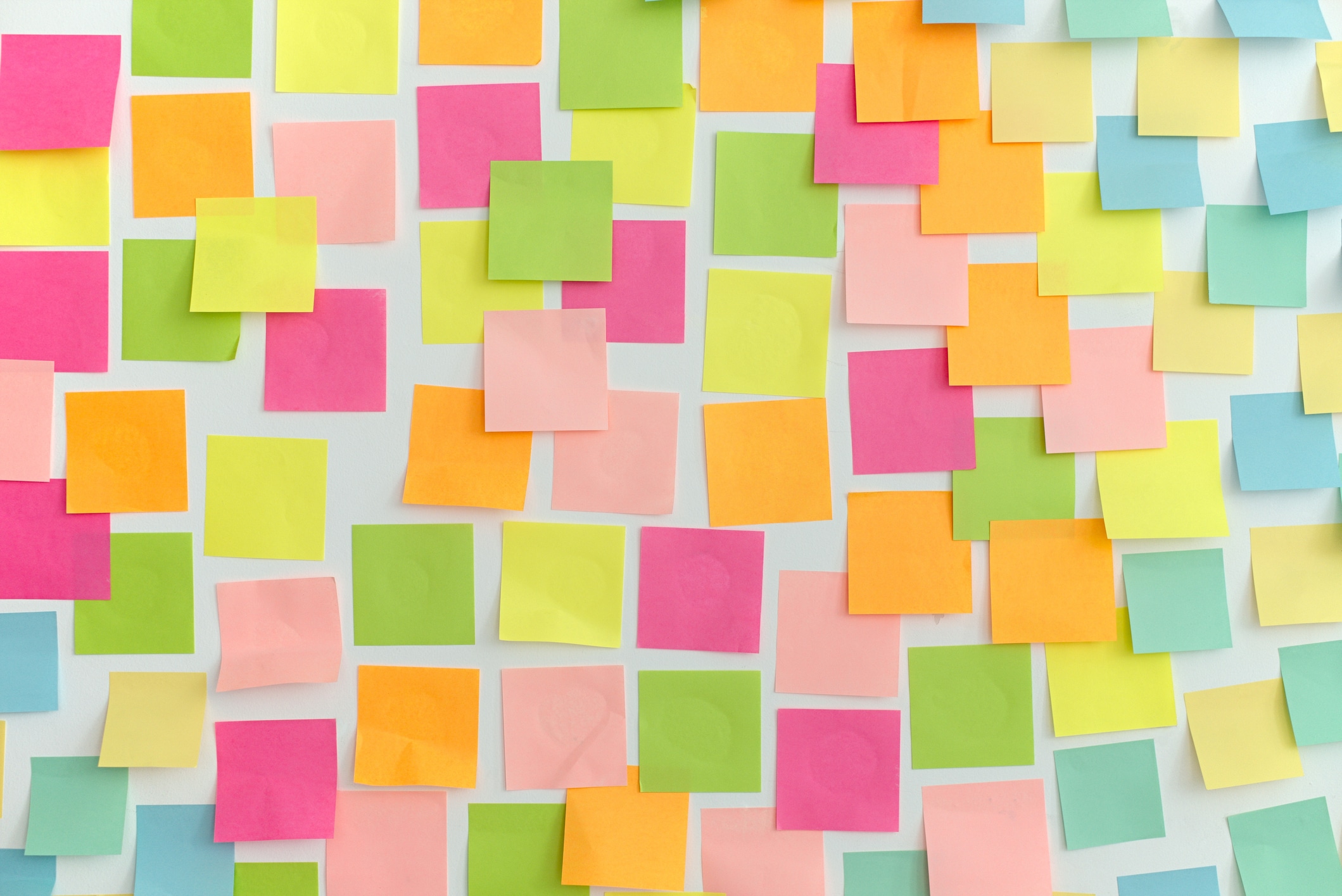 Montagem com vários post-its, que virtualmente podem ser utilizados no Google Keep