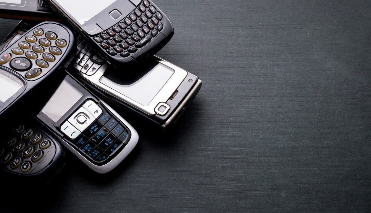 jovens estão abandonando smartphones por celulares antigos