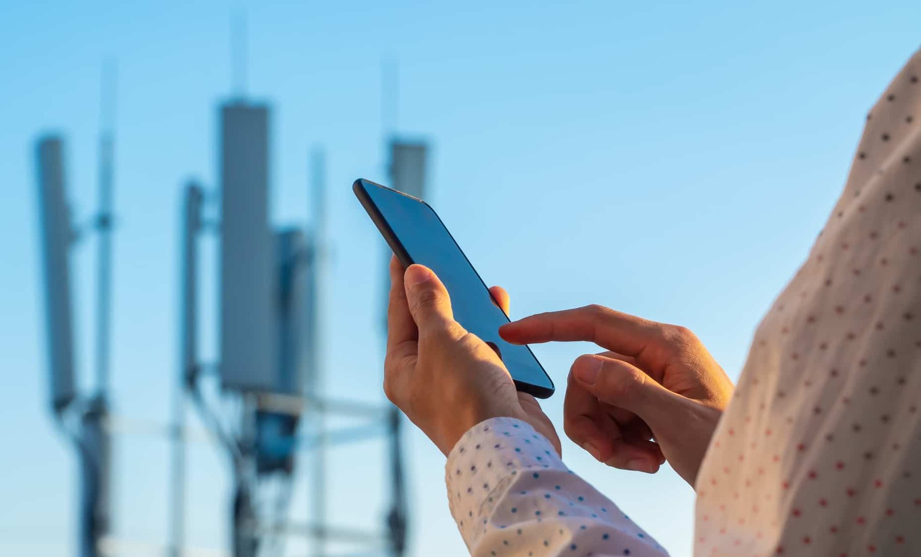 Mulher utiliza um celular