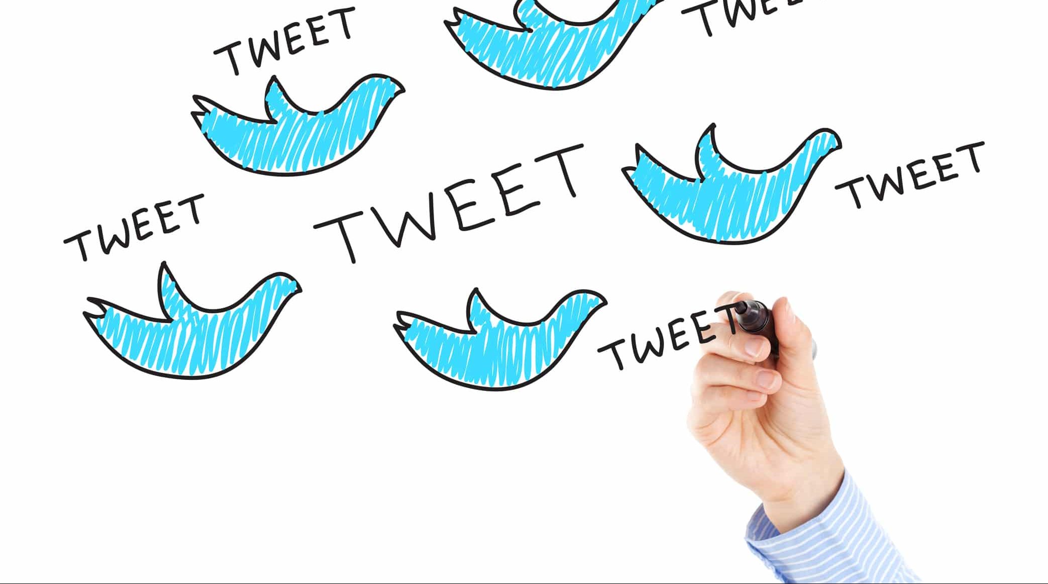 Montagem de uma lousa digital com o logotipo do Twitter