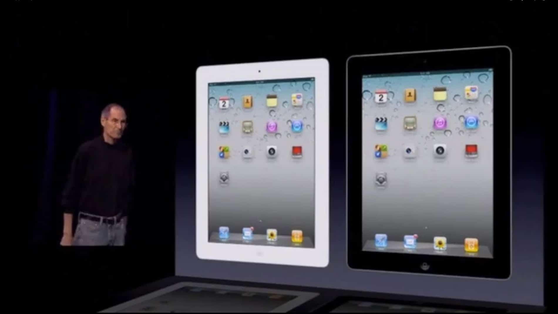 Imagem mostra Steve Jobs apresentando modelos do iPad 2, em 2011. Tablet agora não terá mais suporte da Apple