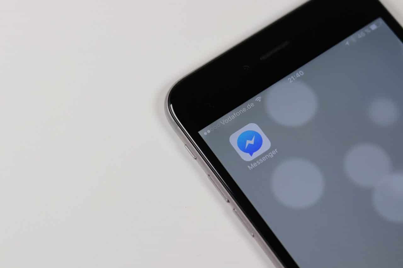 Imagem mostra smartphone com o aplicativo Messenger que, assim como o Instagram, ganhará criptografia de ponta a ponta nas mensagens, mas só em 2022
