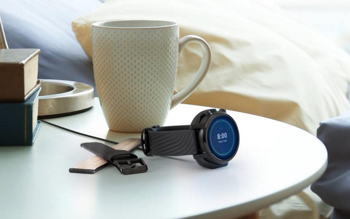 Imagem mostra um smartwatch da Motorola, Moto 360, em cima de uma mesa e ao lado de uma xícara de café. Terceira geração do wearable será lançada na Índia,
