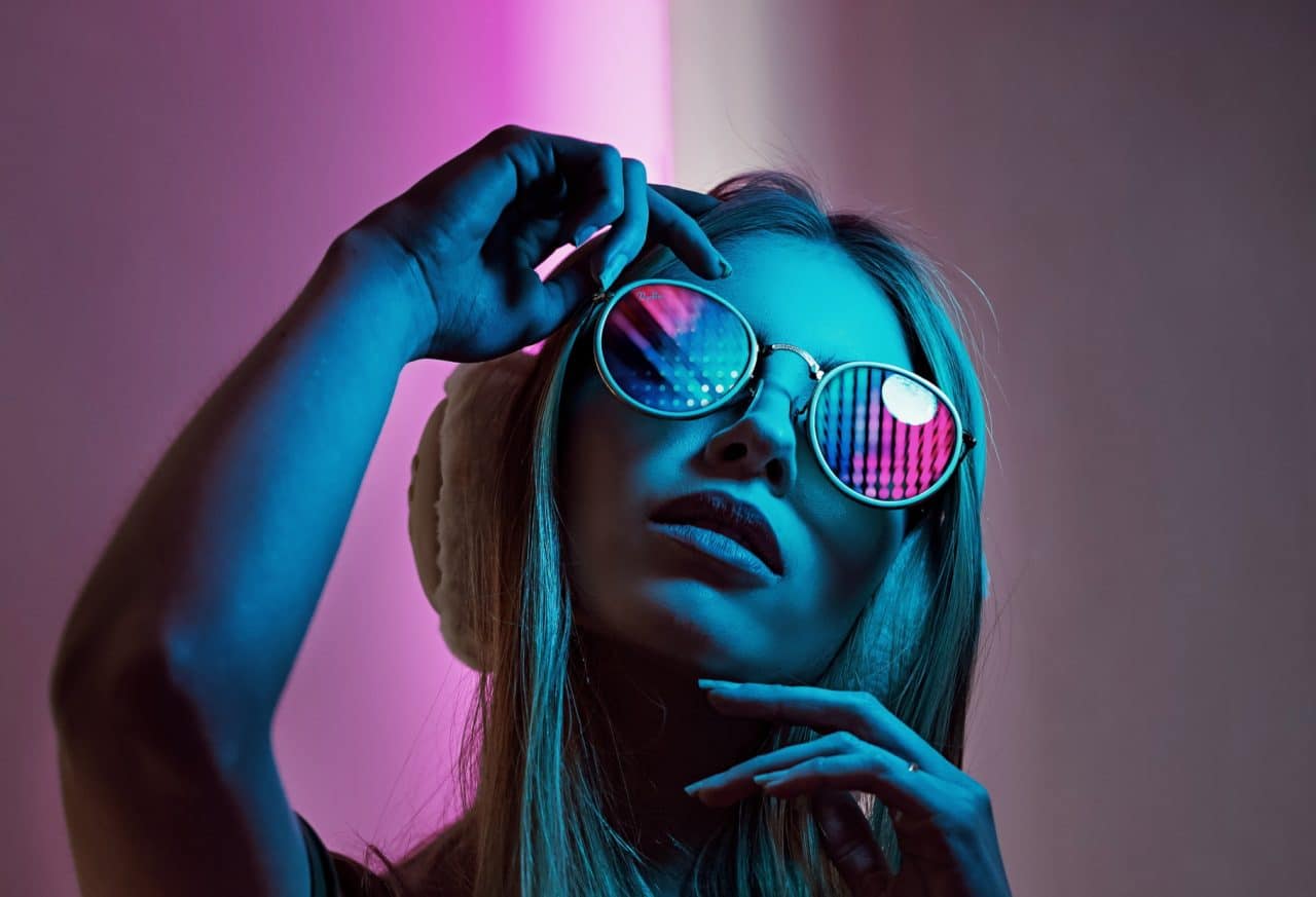 Imagem mostra pessoa utilizando óculos. Patente do Apple Glass quer que dispositivo tenha ajuste automático de luminosidade