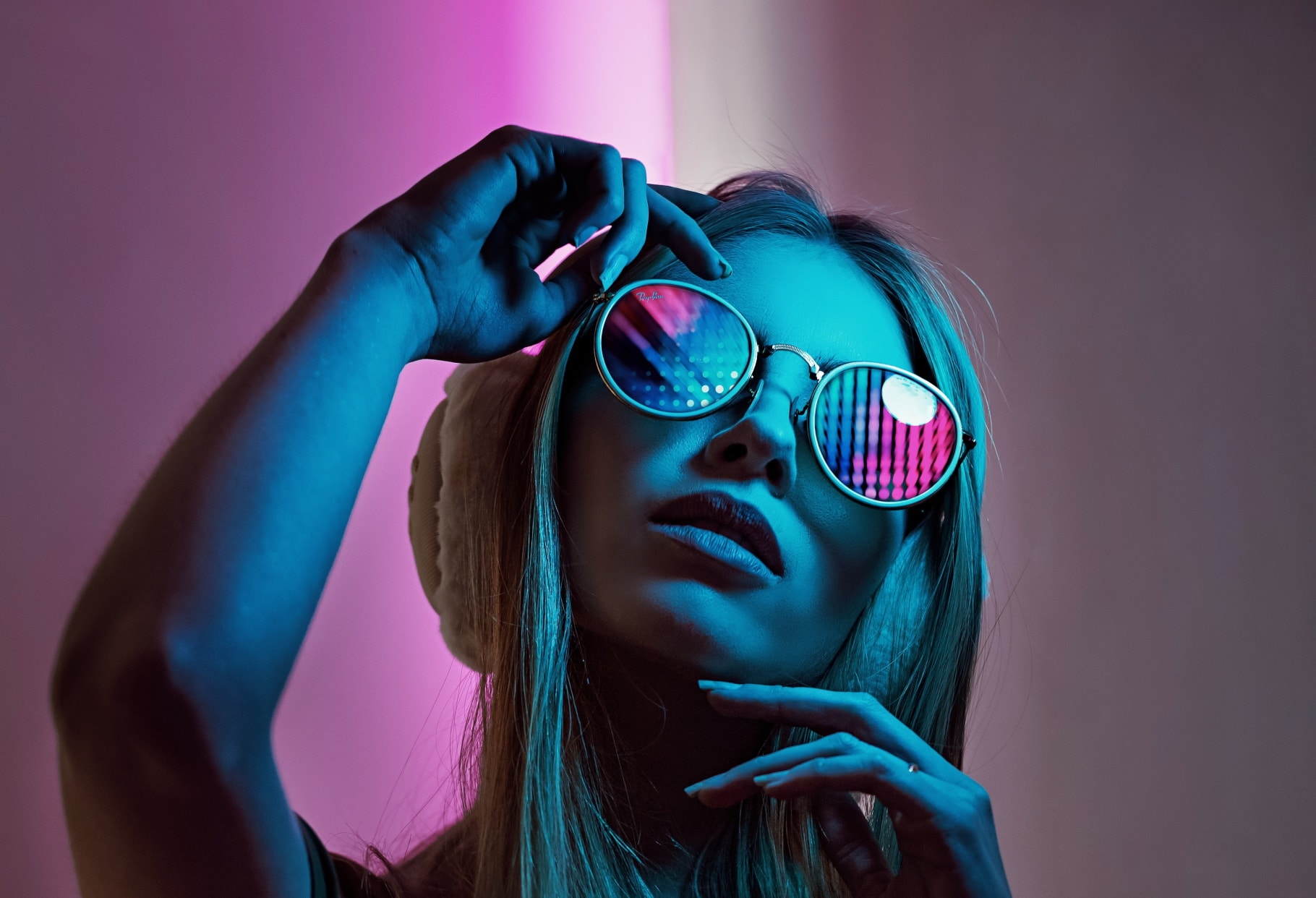 Imagem mostra pessoa utilizando óculos. Patente do Apple Glass quer que dispositivo tenha ajuste automático de luminosidade