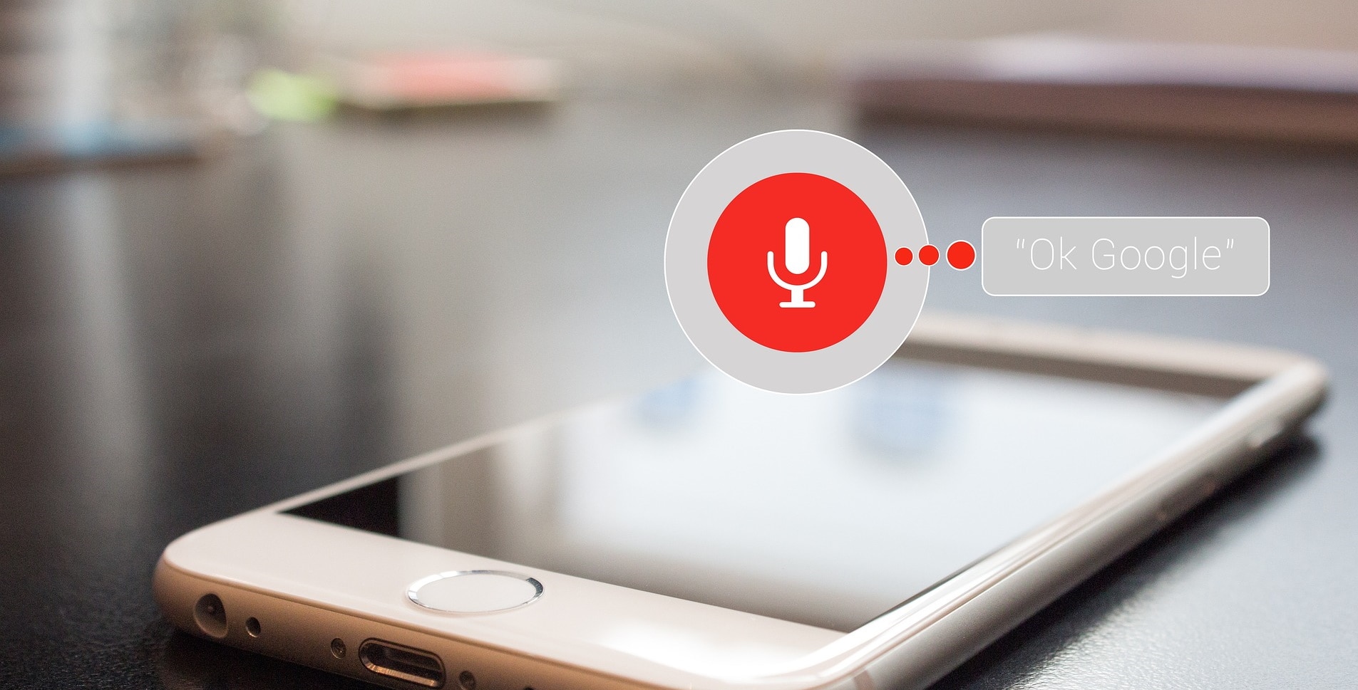 Imagem mostra celular em cima de uma mesa e microfone do Google Assistente, que pode ser incorporado ao botão liga/desliga em celulares Android