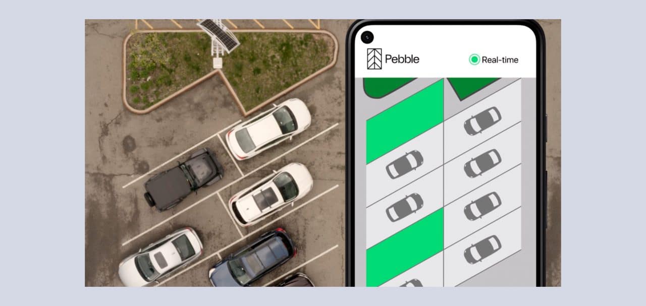 App no celular mostra sequencia de vagas ao lado de estacionamento com carros