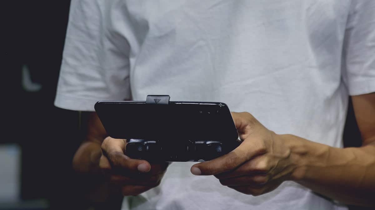 usuário jogando no smartphone