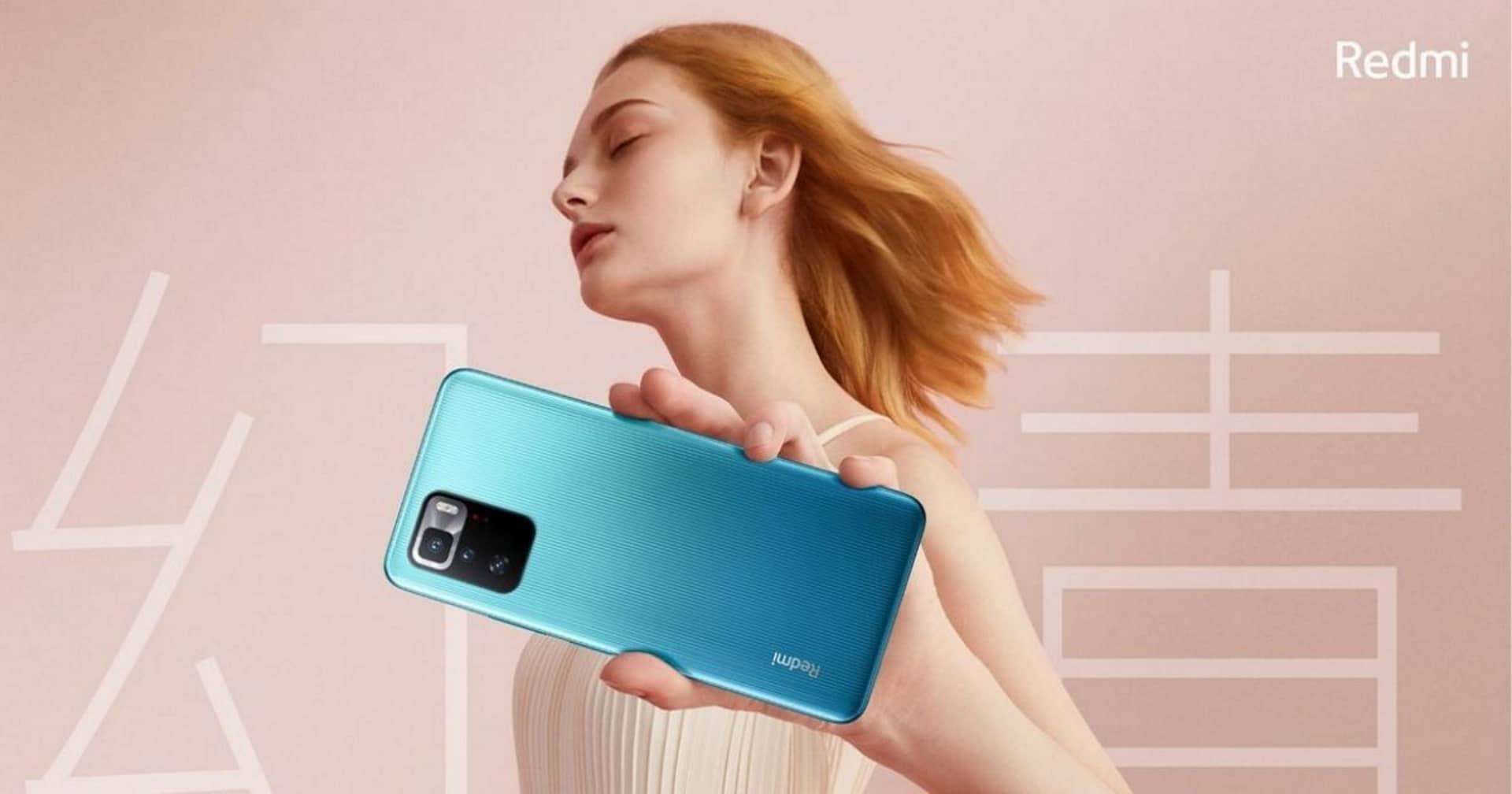 Imagem mostra uma mulher segurando o Redmi Note 10 Ultra 5G e mostrando a parte de trás do aparelho