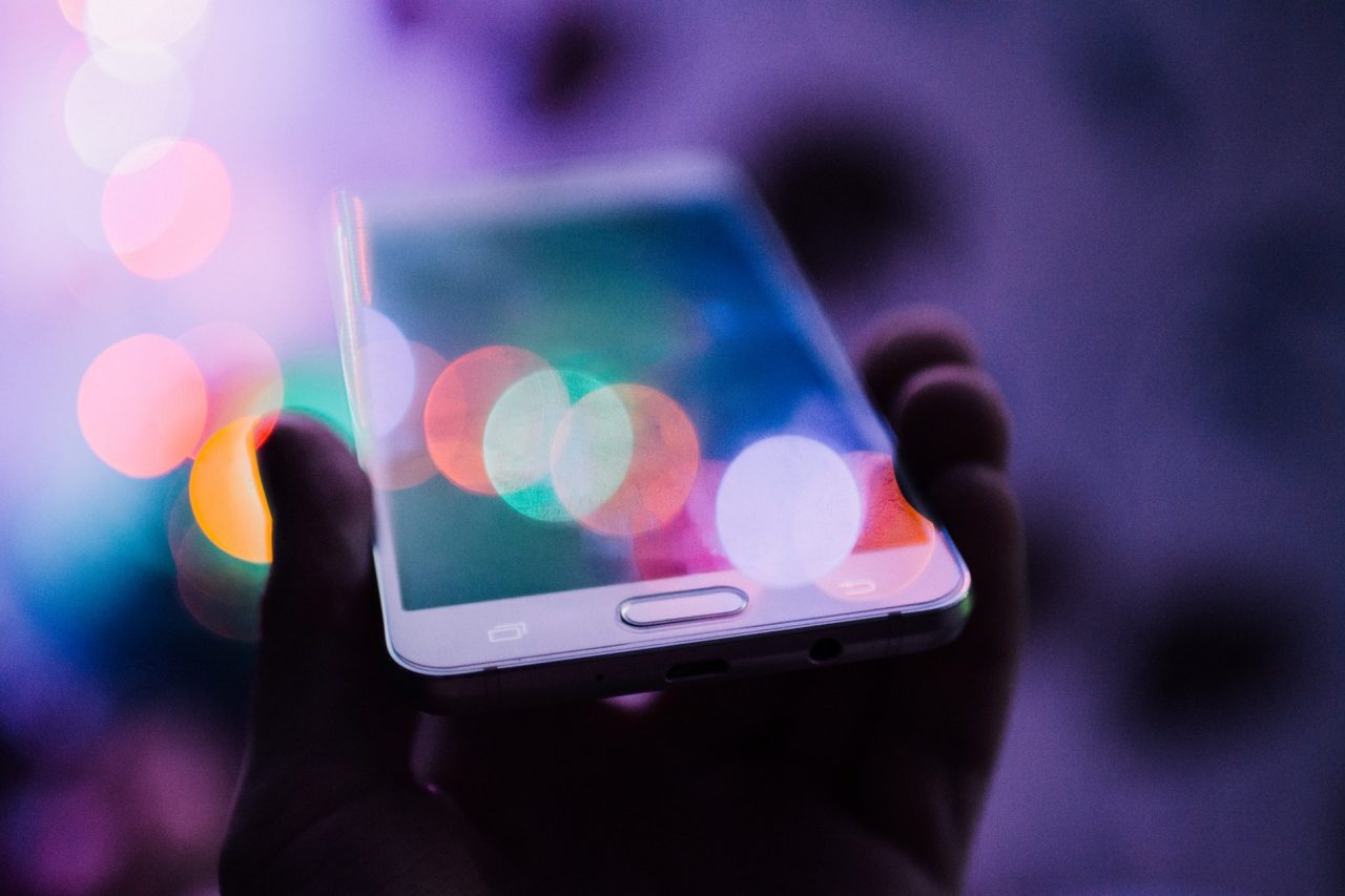 Plano de celular econômico oferece 4G e WhatsApp ilimitado para classes C e D. Imagem: Rodion Kutsaev/Unsplash