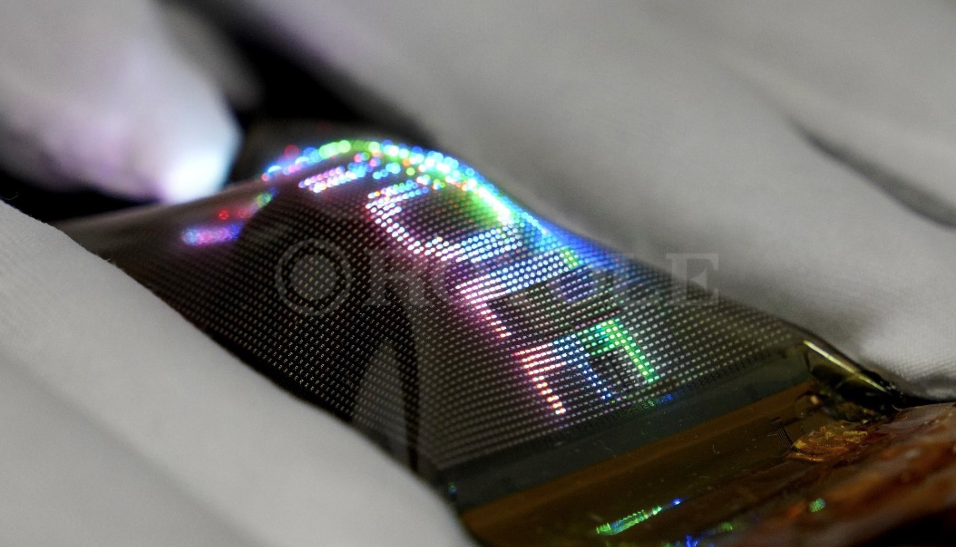 Imagem mostra tela elástica desenvolvida pela Royole, e que pode ser aplicada em smartphones no futuro