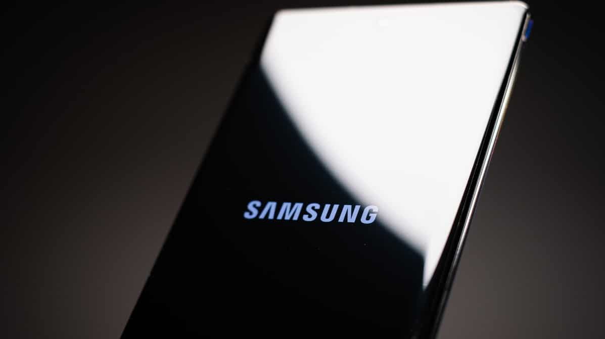 Imagem mostra celular com a palavra Samsung na tela. Fabricante deve lançar o A82 5G em breve