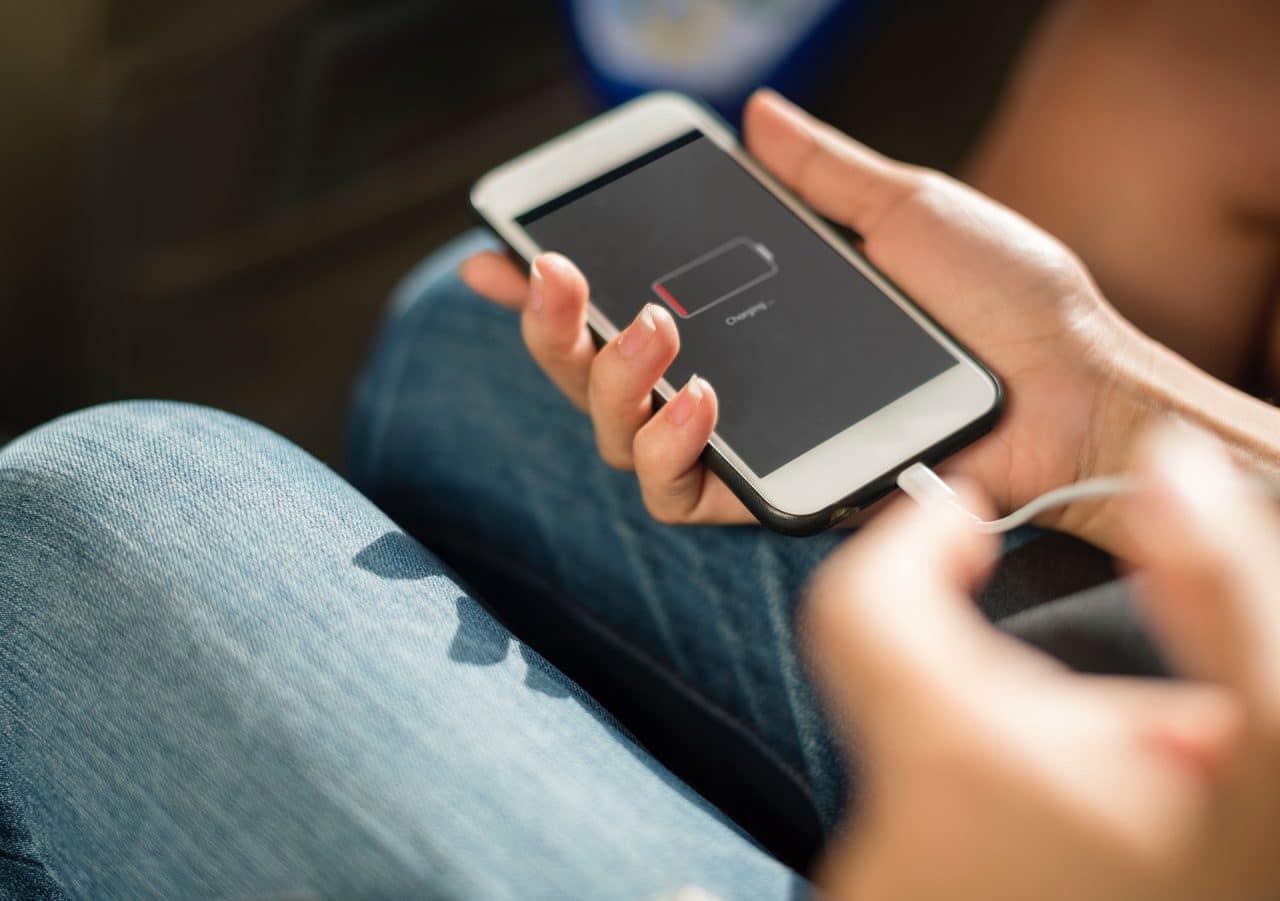 celular com bateria acabando para ilustrar os apps que mais consomem bateria