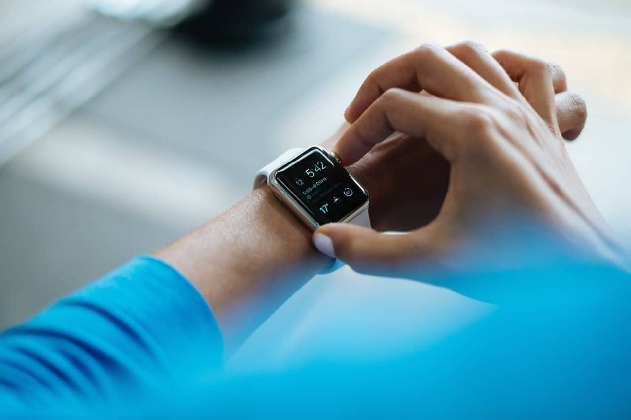 Imagem mostra pessoa mexendo em smartwatch. Meizu Watch está próximo de ser lançado