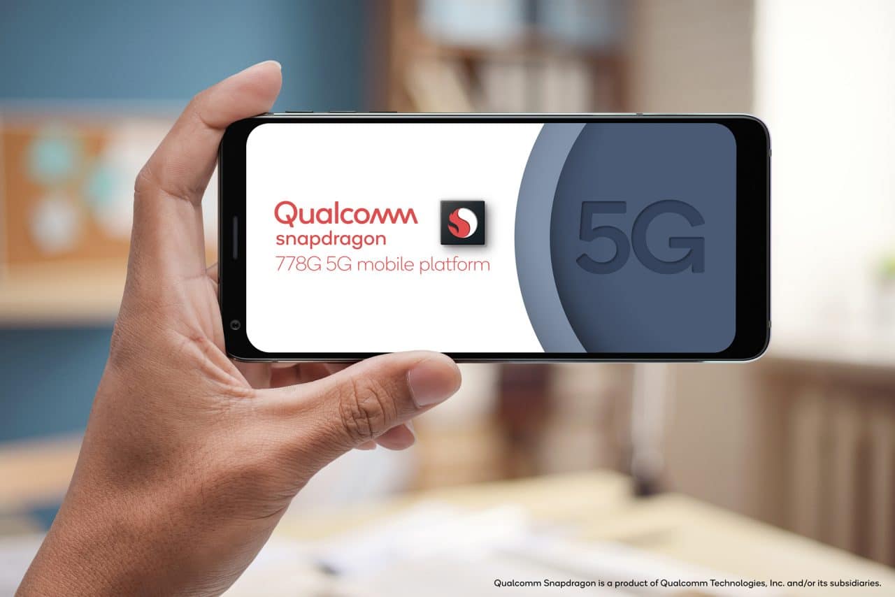 Montagem com um celular exibindo o logotipo do Snapdragon 778G