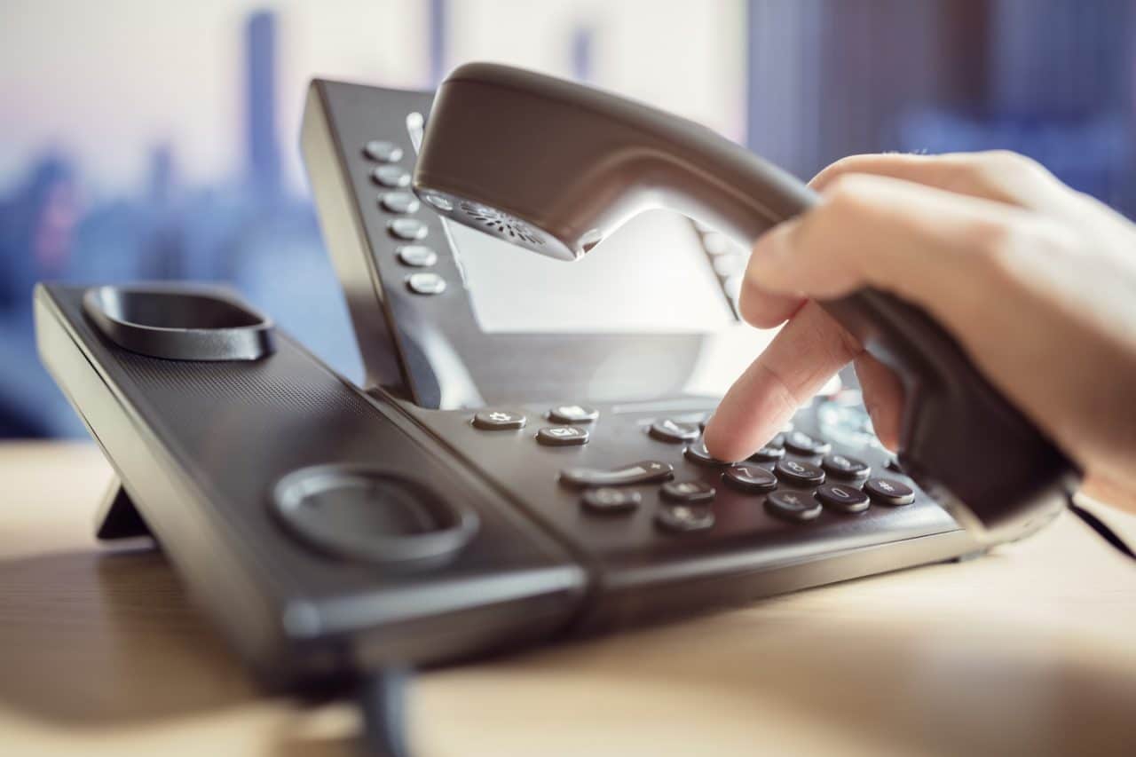 Imagem mostra pessoa teclando em telefone fixo, que terá chamadas mais caras para qualquer telefone móvel, segundo a Anatel