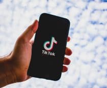 Estados Unidos revoga ordem de banir TikTok e WeChat
