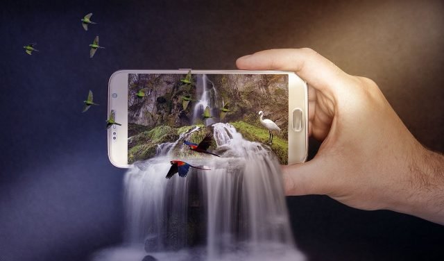 montagem com celular ilustrando uma paisagem ecológica de cachoeira e pássaros