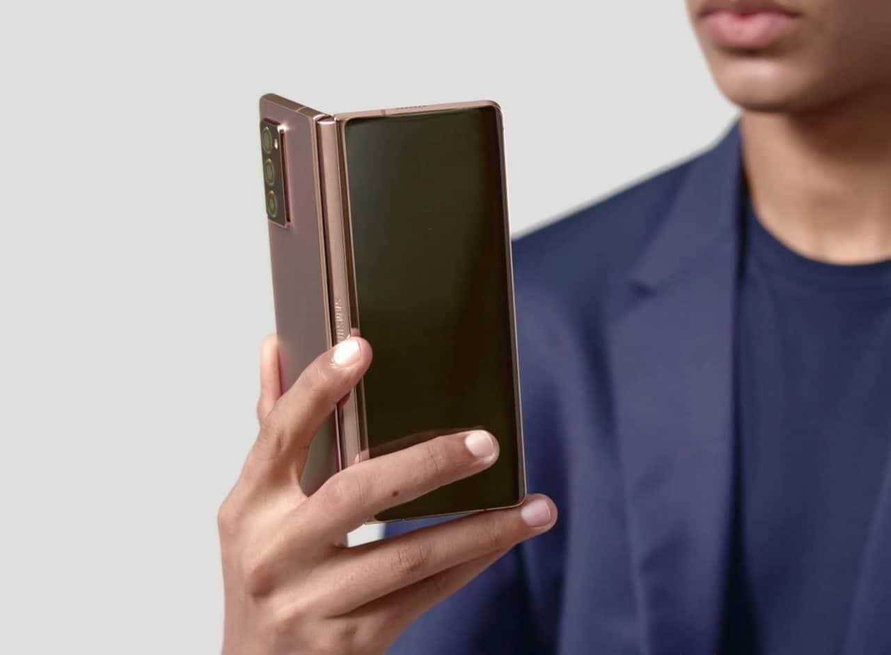 Galaxy Z Fold 2, que possui o mesmo carregador que possivelmente será o do Galaxy Z Fold 3