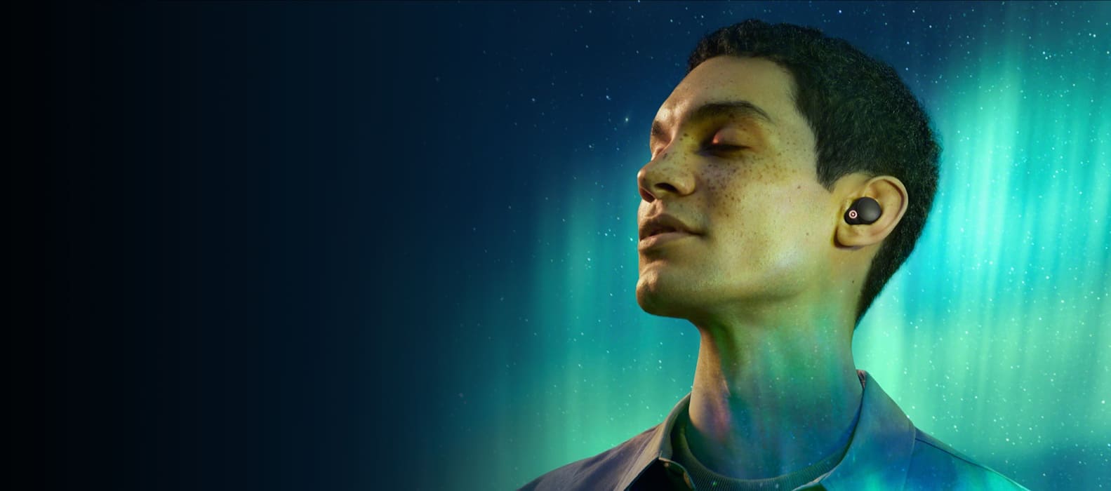 Homem utilizando o fone Sony WF-1000XM4