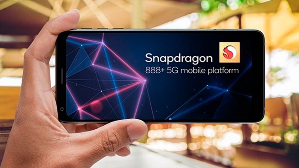Imagem mostra pessoa segurando smartphone com tela mostrando Snapdragon 888+