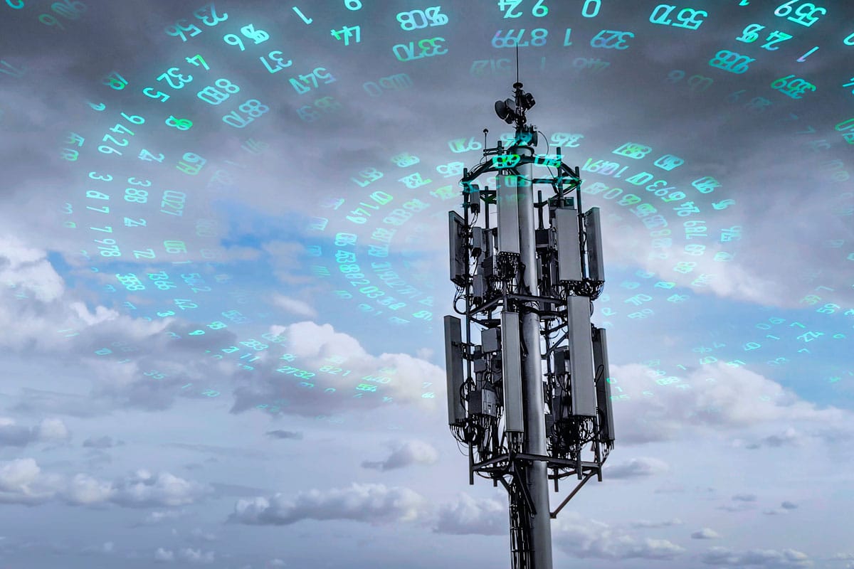 antena de rede enviando números pelo céu
