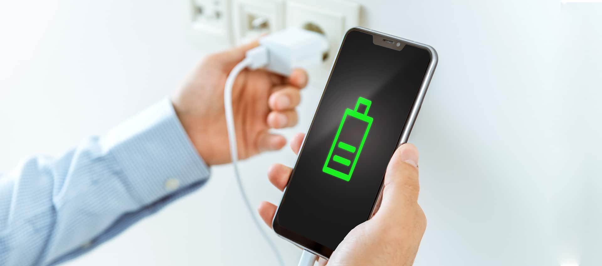 Homem carregando o celular