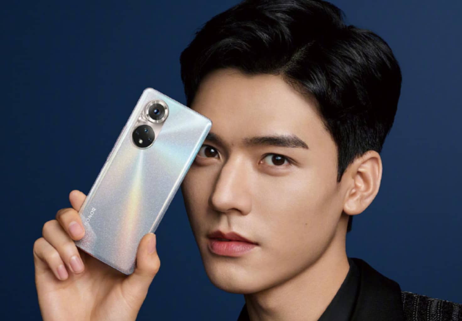 Imagem mostra um homem segurando o Honor 50, que é bastante parecido com o Huawei P50