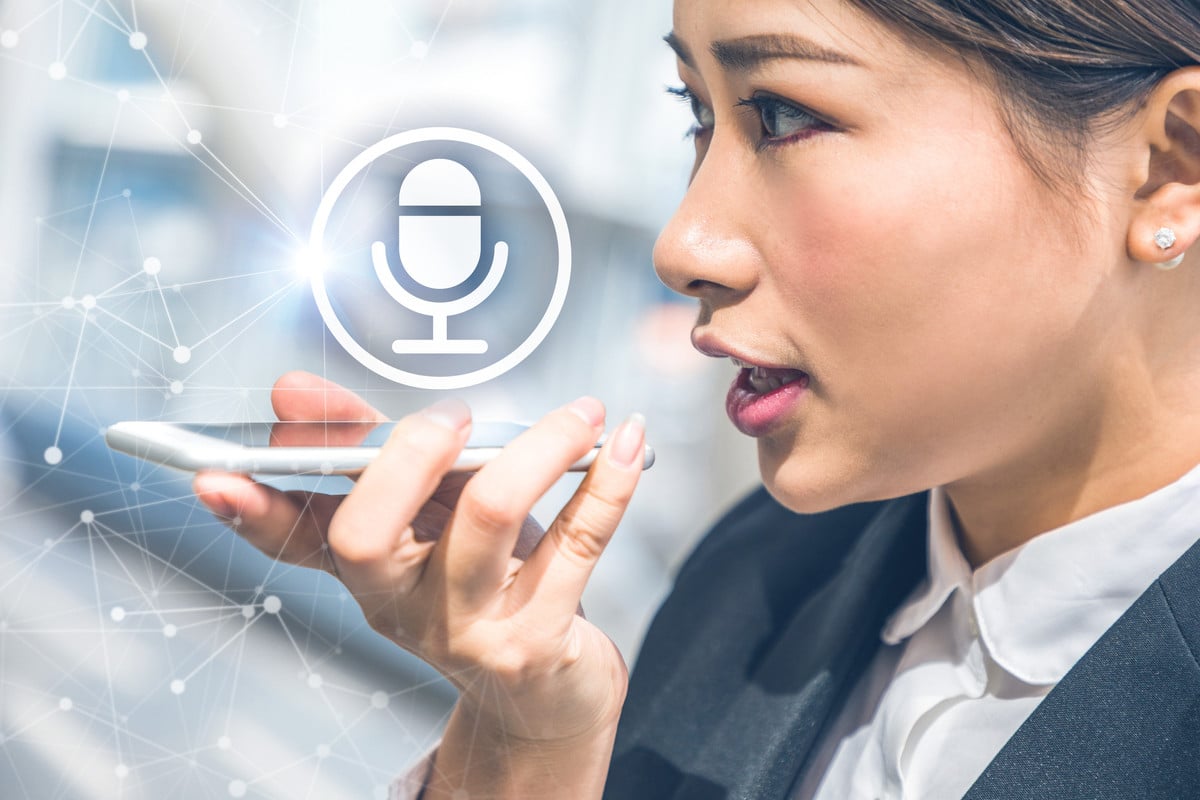 Mulher fazendo ligação em celular com ícone de áudio visível