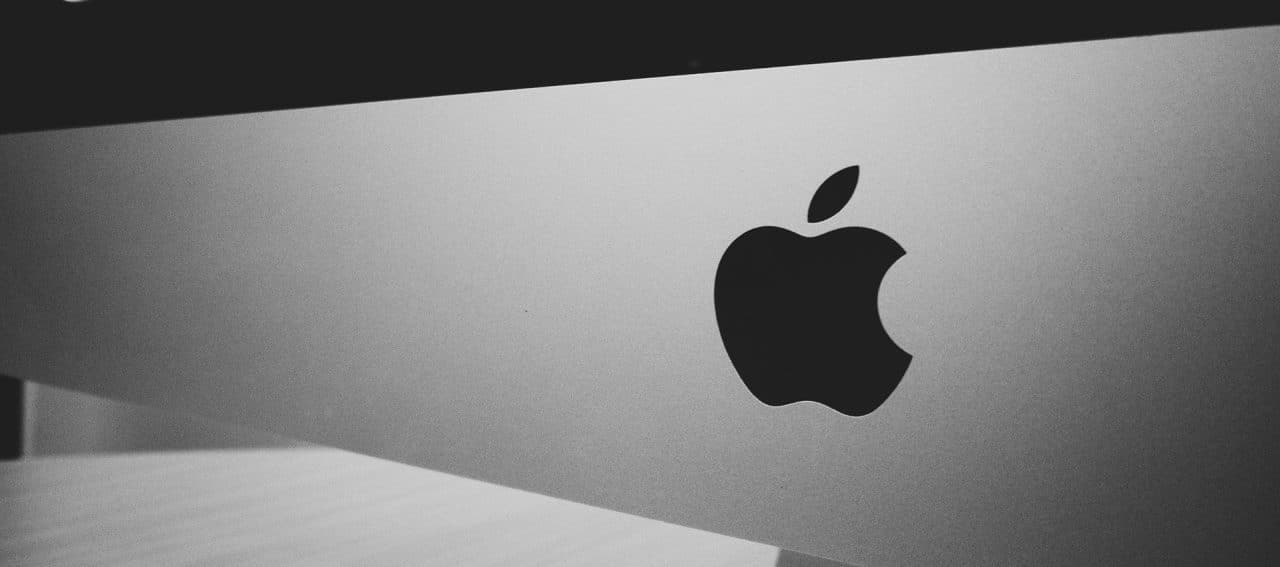 Logo da Apple em uma parede cinza