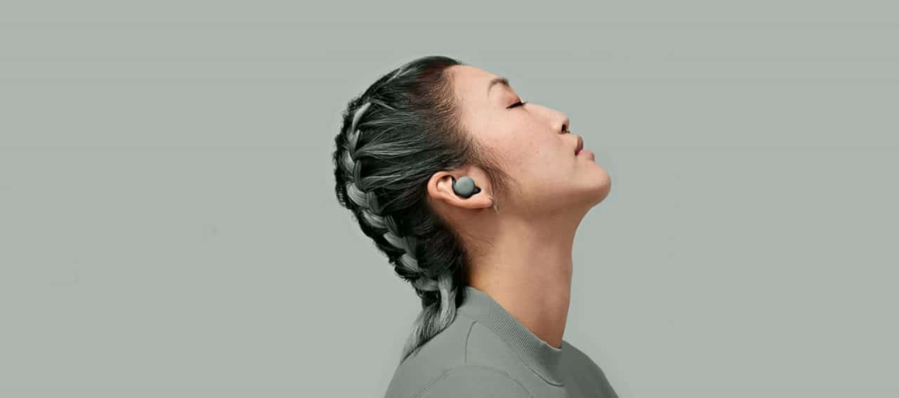 Modelo com o Pixel Buds Série A