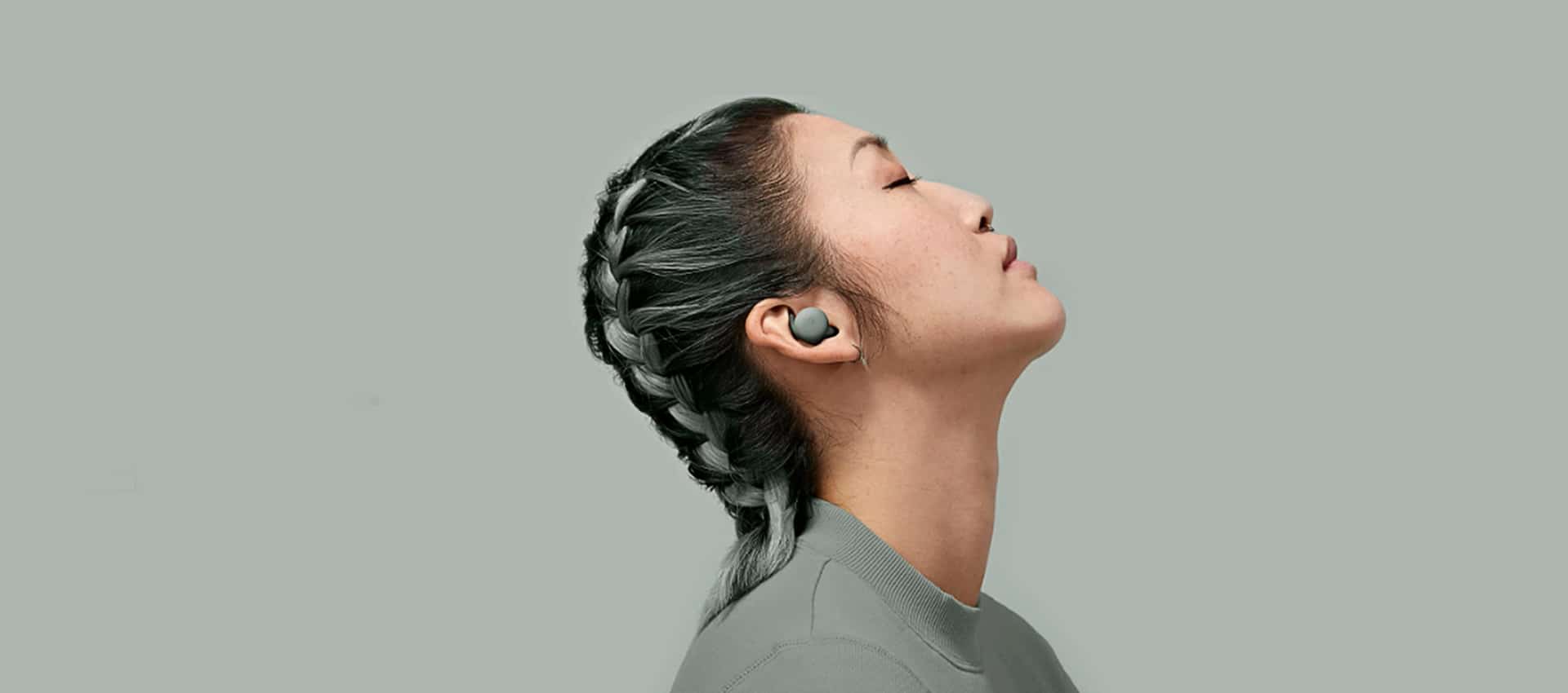 Modelo com o Pixel Buds Série A