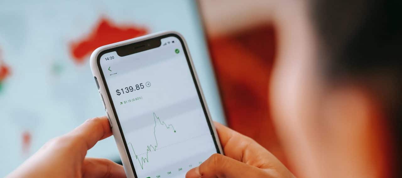 Mulher controlando suas finanças em um aplicativo