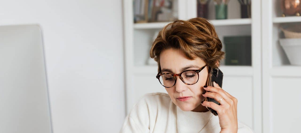 Mulher fazendo ligação através de um celular