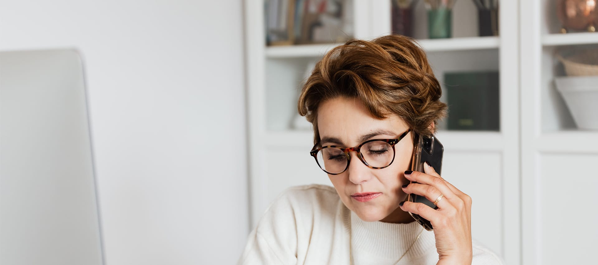 Mulher fazendo ligação através de um celular