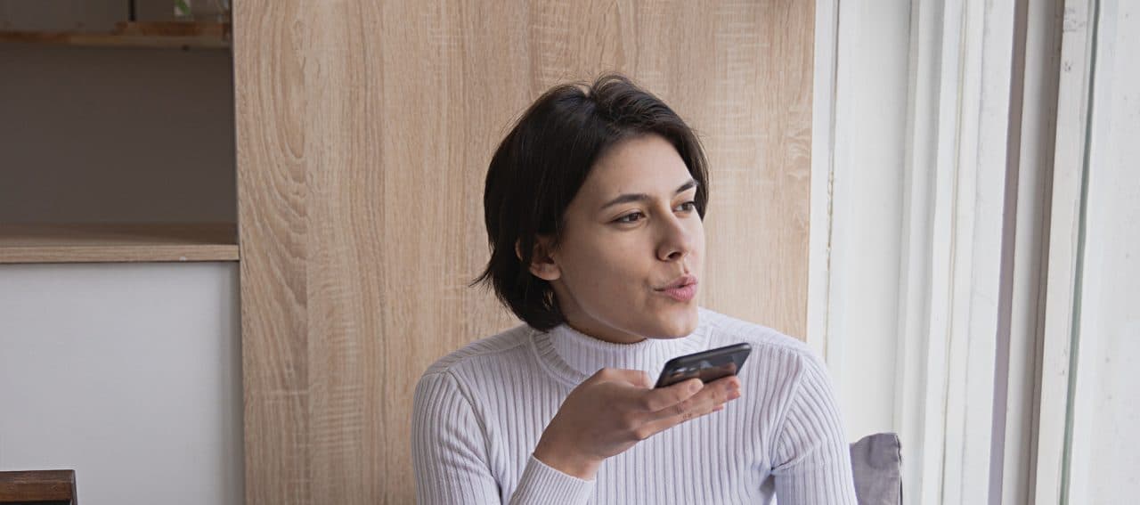 Mulher usando a voz na internet