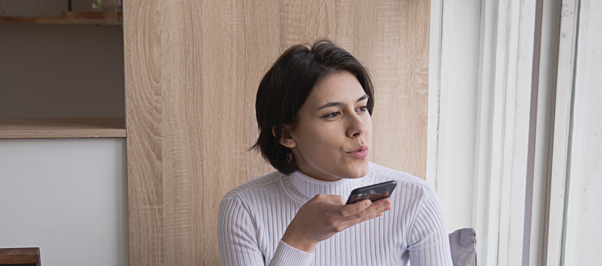 Mulher usando a voz na internet