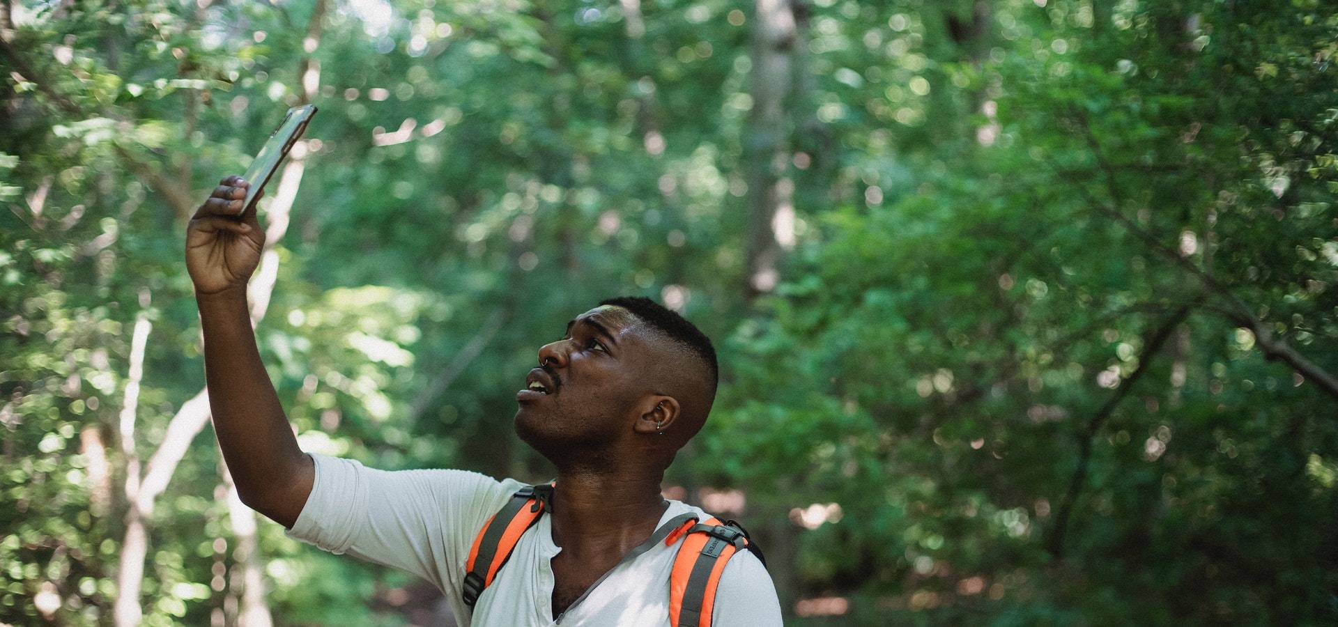 Homem procurando sinal porque está em uma zona de sombra