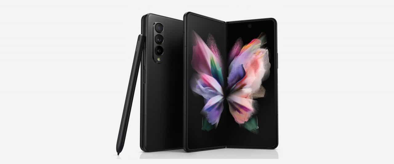imagem da S-Pen ao lado de telefones Galaxy Z Fold 3