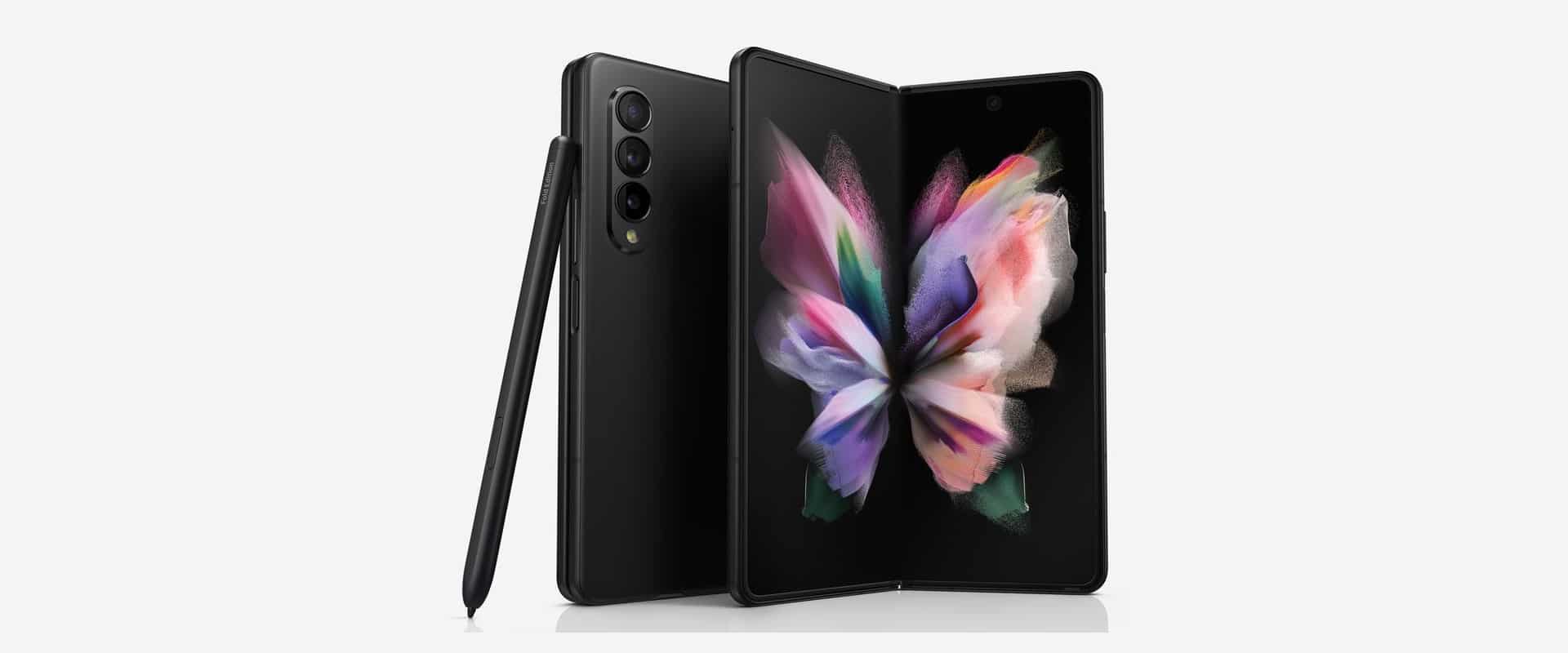imagem da S-Pen ao lado de telefones Galaxy Z Fold 3