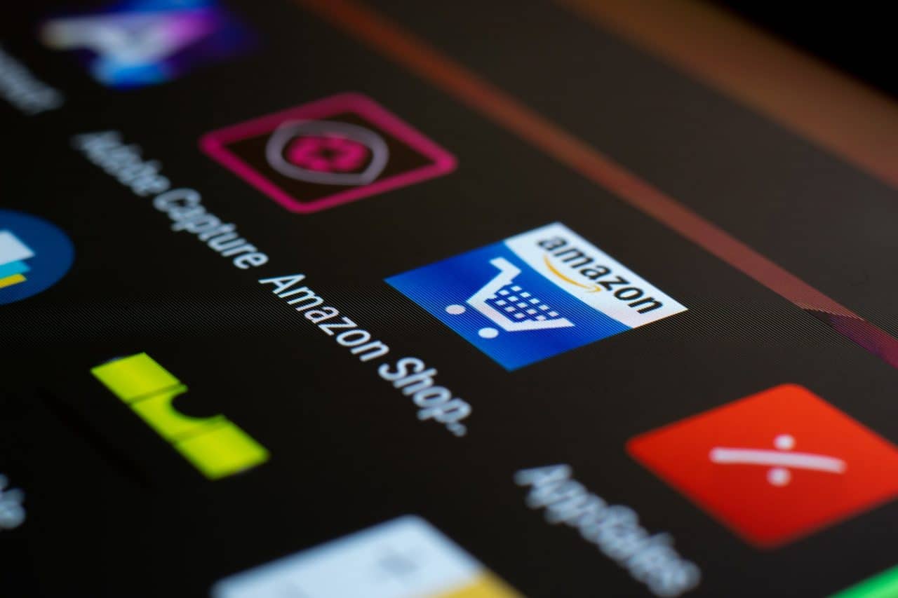 Imagem mostra ícone da Amazon destacado em uma tela de celular
